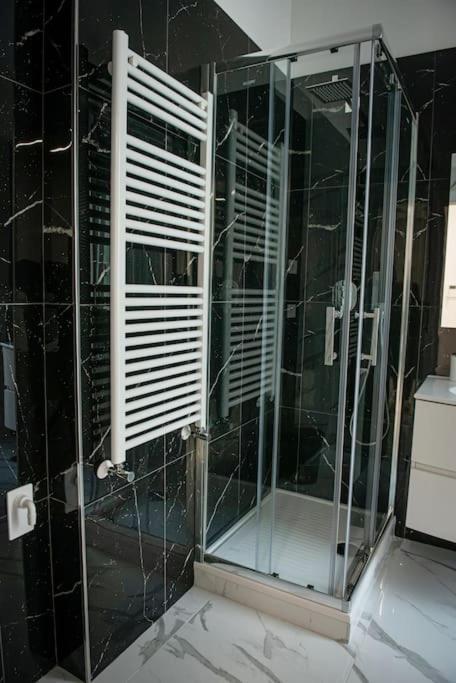 Luxury Modern In Apartment *